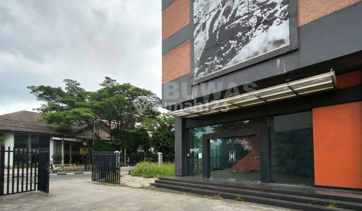 Dijual Gedung Dengan Tanah Luas, Harga Dibawah Njop. Lokasi Strategis, Cocok Untuk Showroom Mobil Motor. Jakarta Selatan