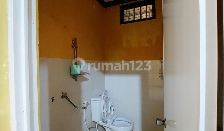 Rumah Semi Furnish 2 Kamar Tidur Di Kepanjen Dengan Carport Luas  9