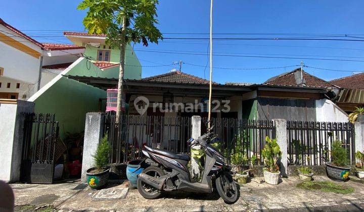 Rumah 3 Kamar Tidur Dekat Mog Terdapat Teras Dan Toko Kecil  1