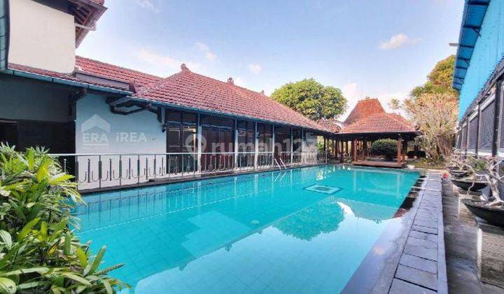 Rumah Mewah dengan Kolam Renang di Colomadu 2
