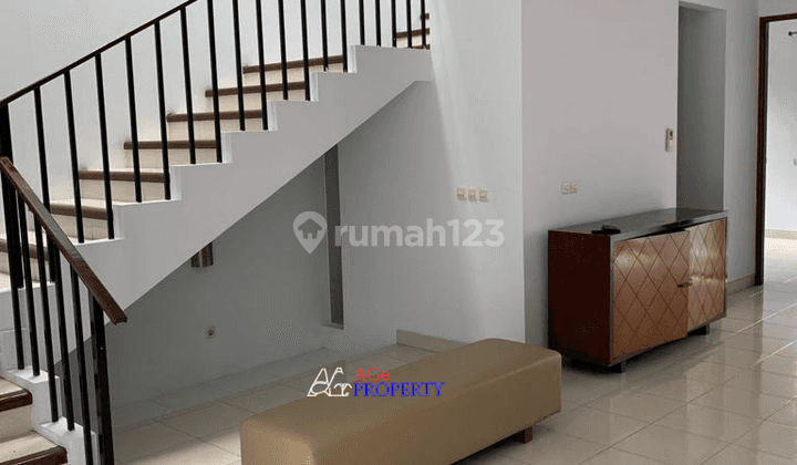 Disewa Rumah Beserta  Kolam Renang Pribadi di Cipayung. 6