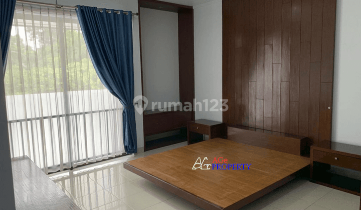 Disewa Rumah Beserta  Kolam Renang Pribadi di Cipayung. 11