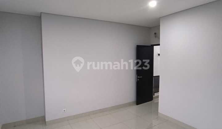 For Sale Comfortable Hook House in Cimanggis Area 2