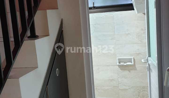 For Sale 2-Story House Position Hook Near Park.