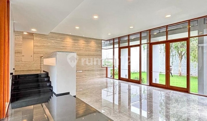 For Sale 3-Story House Ready to Live In Within a Complex &amp; South-Facing 2