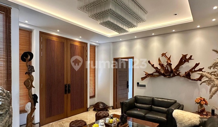 For Sale Luxury Tropical Exclusive Area, Wide Street Row 2