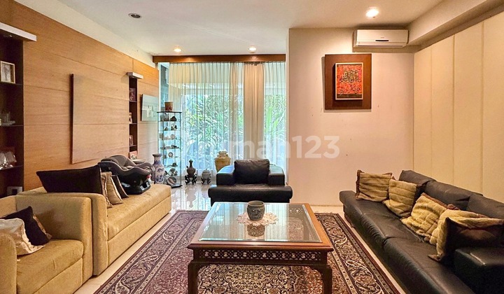 For Sale 2.5-Story House in a Complex &amp; Wide Street Row 2