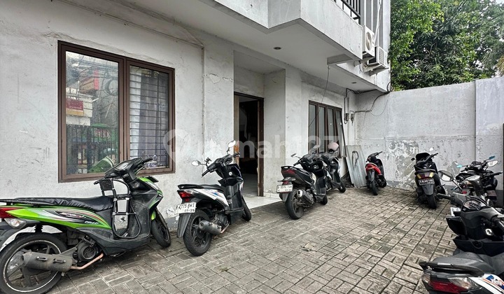 For Sale: 36-Room Boarding House, Corner Position, North & West Facing 2