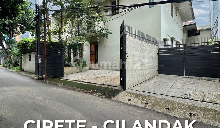 For Sale Asri, Terawat, Halaman Belakang Luas di Cipete - Cilandak