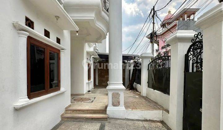 For Sale Rumah Posisi Hoek Dengan Row Jalan Lebar, Hadap Utara 2