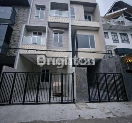 For Sale Rumah Baru 3.5 Lantai di Taman Ratu Siap Huni