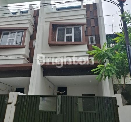 For Sale Rumah Baru 3 Lantai di Tanjung Duren Siap Huni
