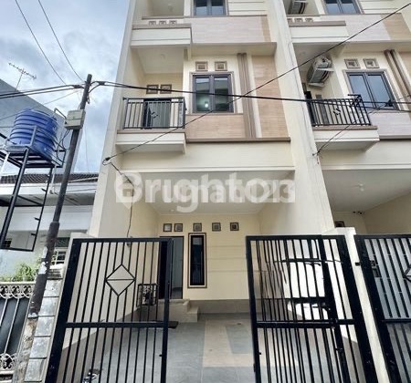 For Sale Rumah Baru 3 Lantai di Tanjung Duren Row 1 Mobil
