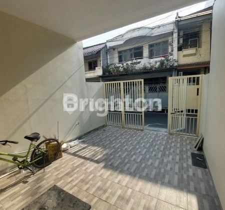 For Sale Rumah Minimalis 3 Lantai di Tanjung Duren Row Lega