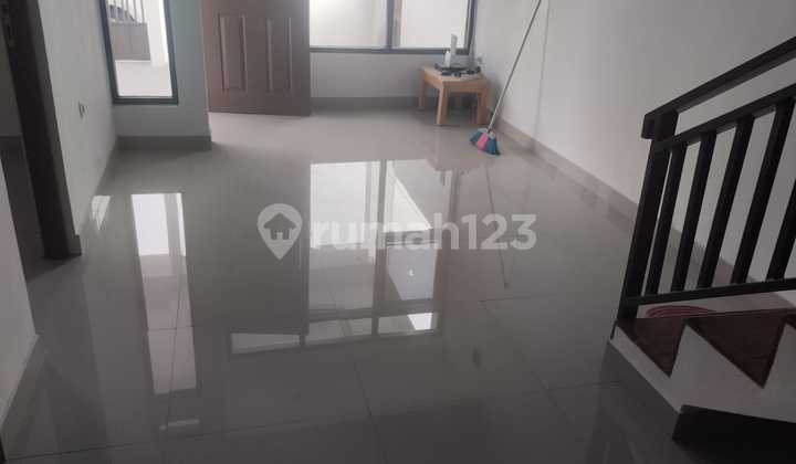 Dijual Hunian Nyaman 3 Lantai Gaya Minimalis Modern Harga Masih Bisa Nego Lokasi Strategis di Pinus Regency Soekarno Hatta, Bandung Dijual Hunian Nyaman 3 Lantai Gaya Minimalis Modern Harga Masih Bisa Nego Lokasi Strategis di Pinus Regency Soekarno Hatta, Bandung