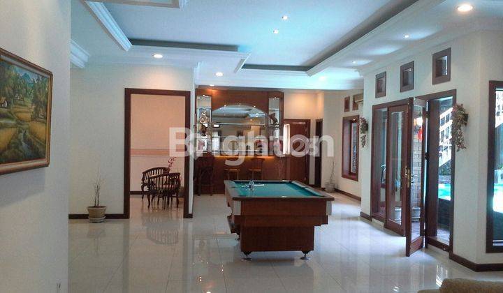 BALIKPAPAN BARU RUMAH MEWAH DALAM CLUSTER KOLAM RENANG FULL FURNISH