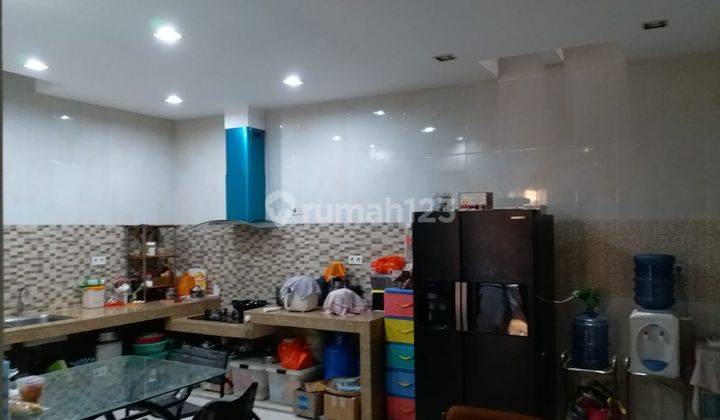 Rumah Kondisi Full Furnish, Hadap Selatan, Siap Huni, Bersih, Rapi, Terawat di Taman Palem Lestari 2