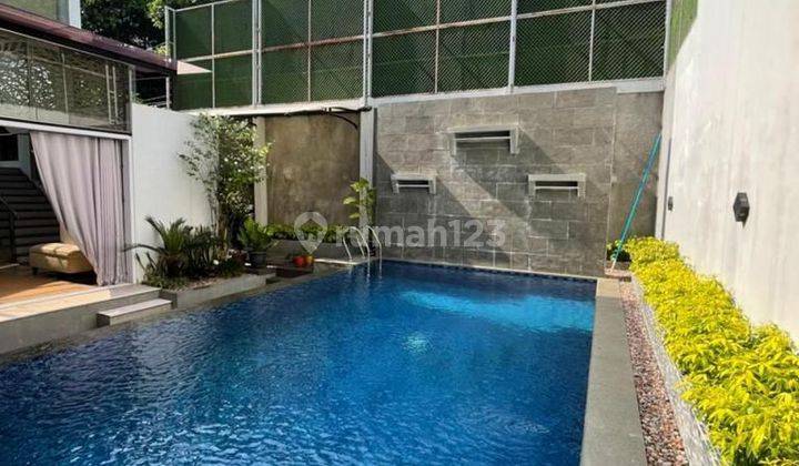 DiJual rumah healing 2 lantai, terawat banget, cantik, ada kolam renang di daerah Tebet 2