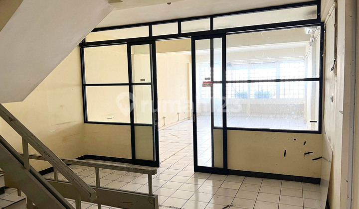 Banceuy Ready-to-Use Bustling Strategic Shop House for Rent