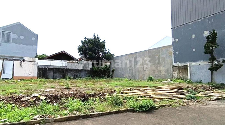 Luxurious 180 ready-to-build plot in the mature area of SetraDuta Kumala.