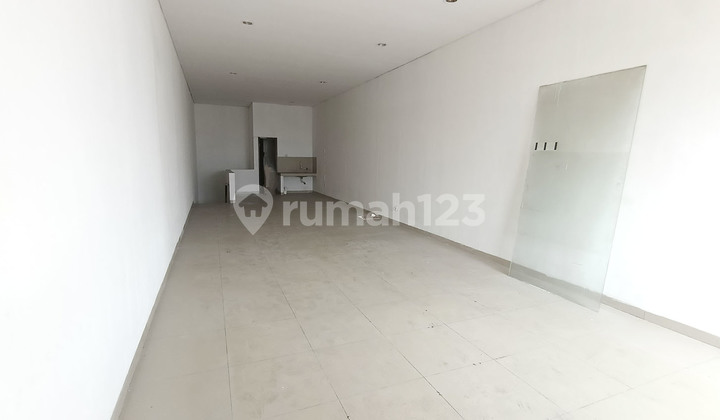 Ready-to-occupy Gunung Batu Ruko on a busy main road, always available for rent.