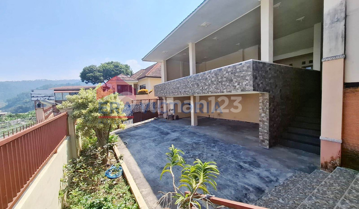 Beautiful Fully Furnished Villa in Batu, Strategic Location, Fresh Air