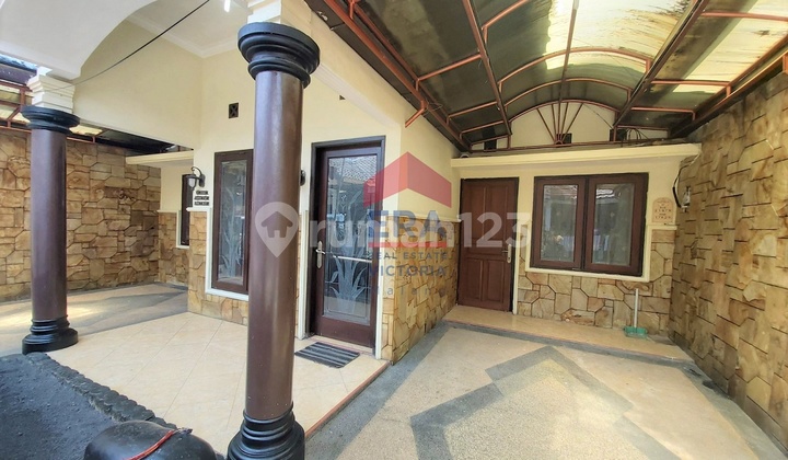 Two-Story House at Dieng Junction, Many Rooms, Near Unmer Campus. Two-Story House at Dieng Junction, Many Rooms, Near Unmer Campus.