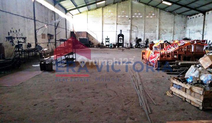 Gudang Akses Kontainer Di Tepi Jalan Raya Kawasan Industri Pakis 2