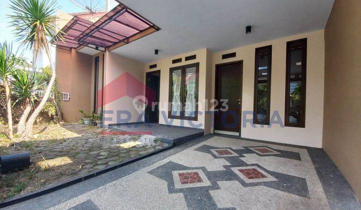 Disewakan Rumah Cantik 1,5 Lantai di Permata Jingga 2