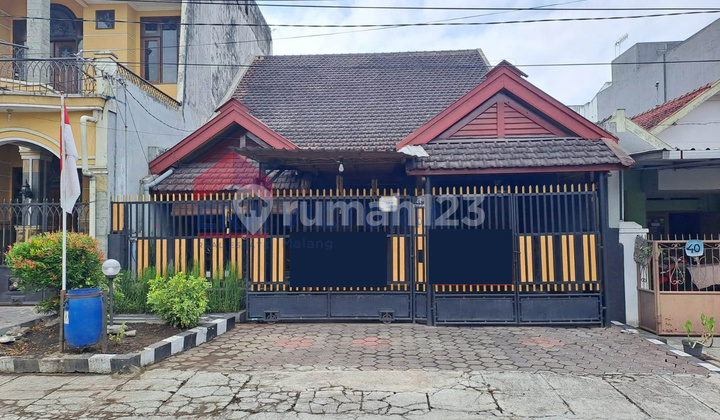 Strategic House in the City Center with Easy Access to Hospitals, Culinary Spots, & Main Roads.