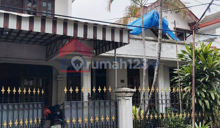 Rumah Strategis Jantung Surabaya Lingkungan Tenang, Jalan Lebar, Semi Furnished 2