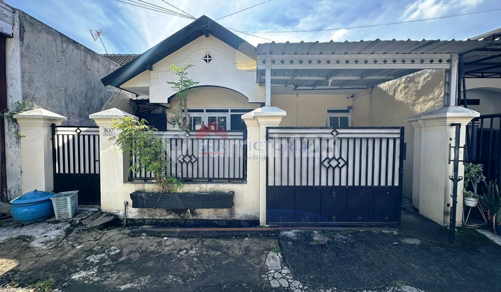 Rumah Kawasan Tenang Dekat Kuliner Hits Cocok untuk Pasangan Baru