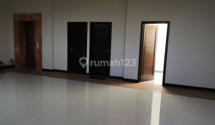 Gedung Usaha Berjalan di Tengah Kota Bandung 2