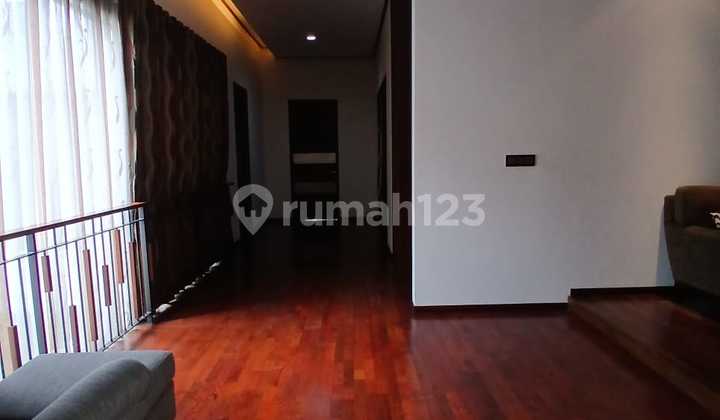 Luxury House with Swimming Pool in Batununggal Indah