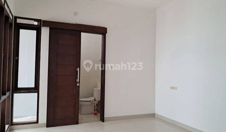 Rumah Nyaman 2 Lantai di Singgasana Pradana 2