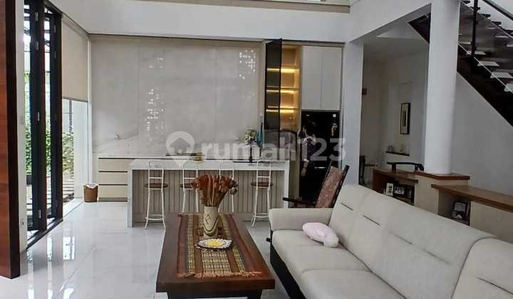 Rumah Mewah Bahan Premium di Sumber Sari