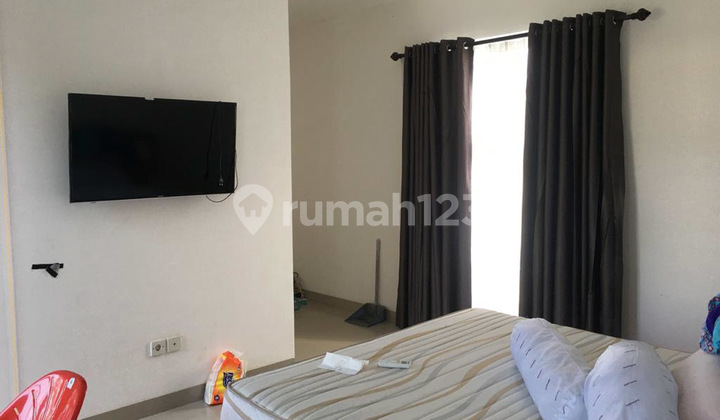 Di  rumah 2 lantai. Lokasi hook. Kondisi masih bagus. Layak huni. 3