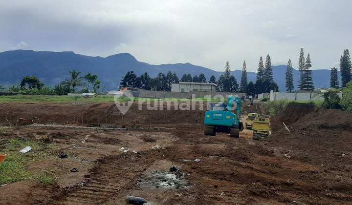 Land ready to build at the intersection of Taman Safari, Puncak, Bogor.