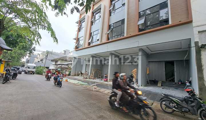 A183 Jual  Ruko Baru Bagus Strategis di Taman Ratu
