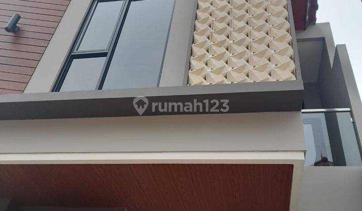 RUMAH KONSEP TROPICAL AKSES 2 MOBIL PERSIS NEMPEL JALAN RAYA 2