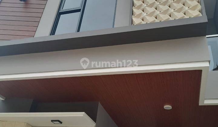 RUMAH KONSEP TROPICAL AKSES 2 MOBIL PERSIS NEMPEL JALAN RAYA 1