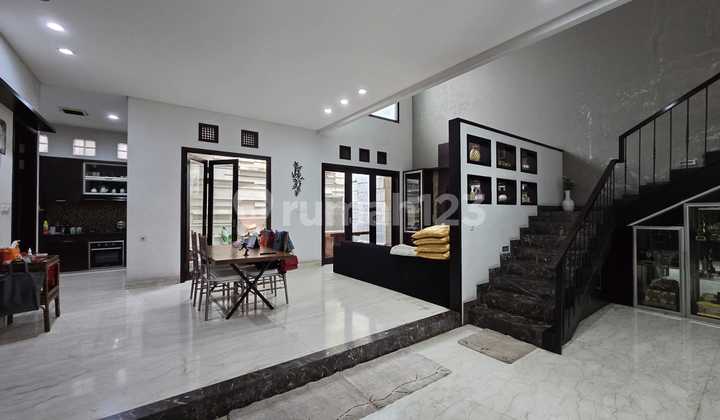 Jual Cepat Rumah Semi Furnished di Batununggal 2