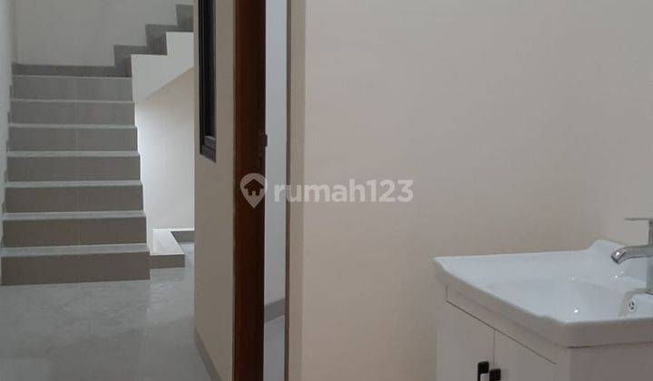 Rumah Dijual 3 Lantai Baru Semi Furnished SHM Harga 2 M Nego Bagus 2