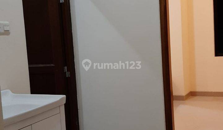 Rumah Dijual 3 Lantai Baru Semi Furnished SHM Harga 2 M Nego Bagus 1