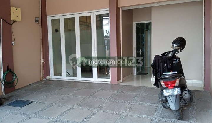 Disewakan Rumah 3 Lantai Fully Furnished di Mainroad Sriwijaya Bandung