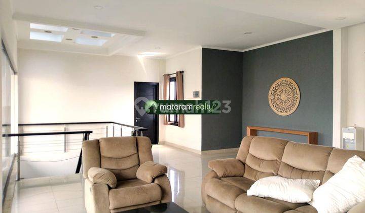 Rumah Disewakan di Setrasari 8