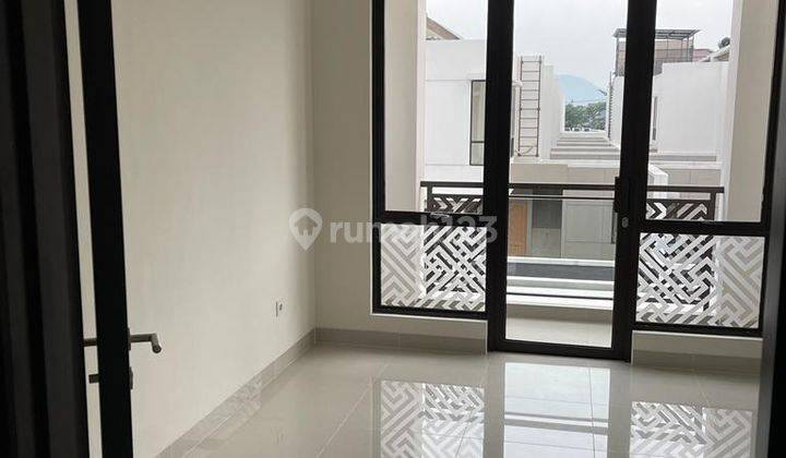 Rumah 2 Lantai Moderen House Dalam Cluster di Podomoro Park 2