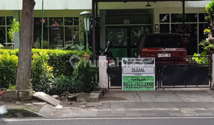 Rumah Cukup Luas Bangunan Lama di Tengah Kota