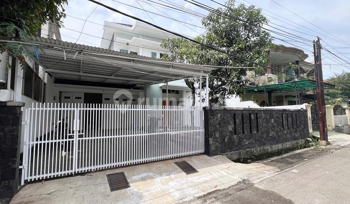 Rumah 2 Lantai Bagus di Komplek Parakan, Sayap Batununggal