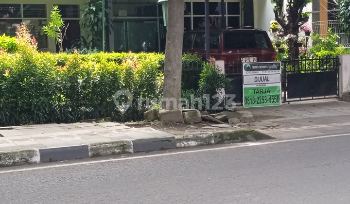 Rumah Cukup Luas Bangunan Lama di Tengah Kota 2